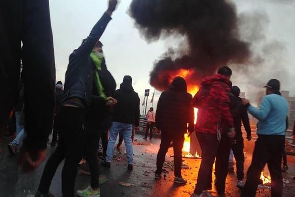 هل يستطيع المجتمع المدني تغيير النظام الإيراني السلطوي؟