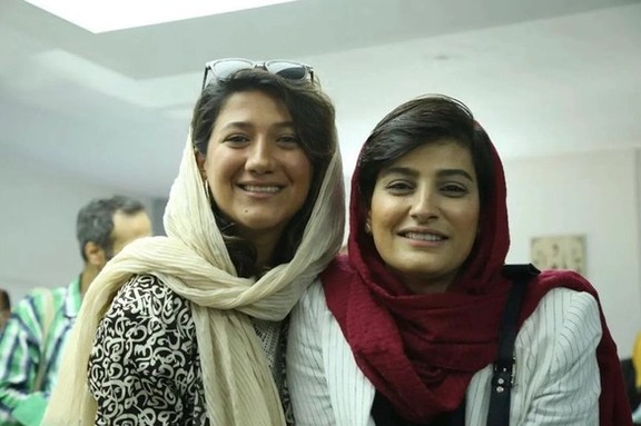 Elaheh Mohammadi (R) and Niloufar Hamedi, two reporters who were arrested for reporting Mahsa Amini's death