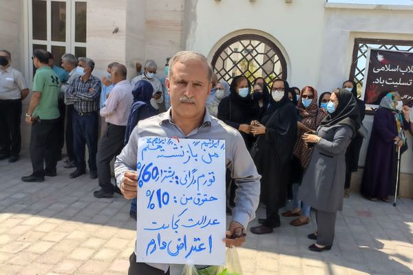 المتقاعدون يتظاهرون مرة أخرى في عدة مدن إيرانية.. ويهتفون "الموت لرئيسي"