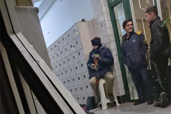 استفاده ابزاری از کودکان؛ به بچههای ۱۰ ساله کار با کلاشنیکف یاد میدهند