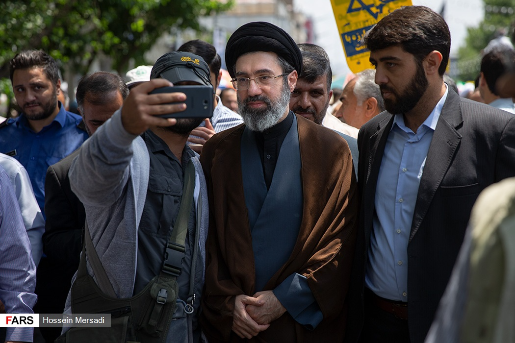 "بلومبرغ": إمبراطورية نجل خامنئي المالية تتوسع رغم تفاقم الفقر واندلاع الاحتجاجات في إيران