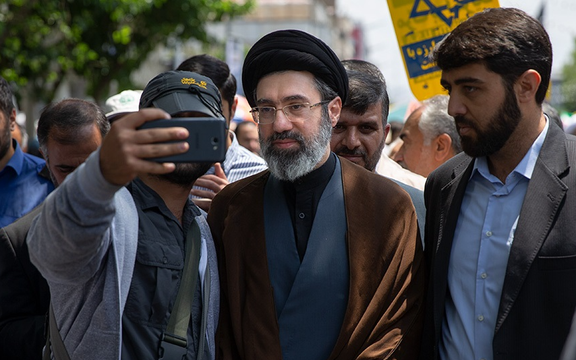 "بلومبرغ": إمبراطورية نجل خامنئي المالية تتوسع رغم تفاقم الفقر واندلاع الاحتجاجات في إيران