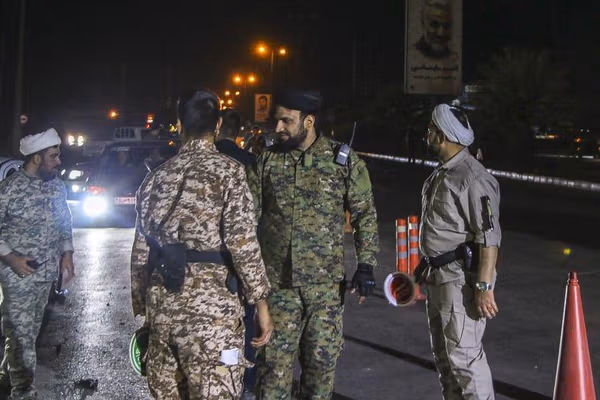 على يد الباسيج والحرس الثوري.. مقتل شابين داخل نقاط تفتيش أمنية في مازندران وأصفهان بإيران