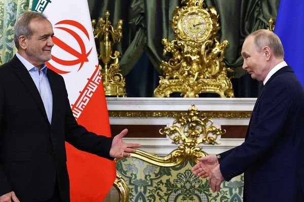 في لقاء مع بوتين بموسكو.. الرئيس الإيراني يطالب بإتمام اتفاق قديم ببناء محطة نووية