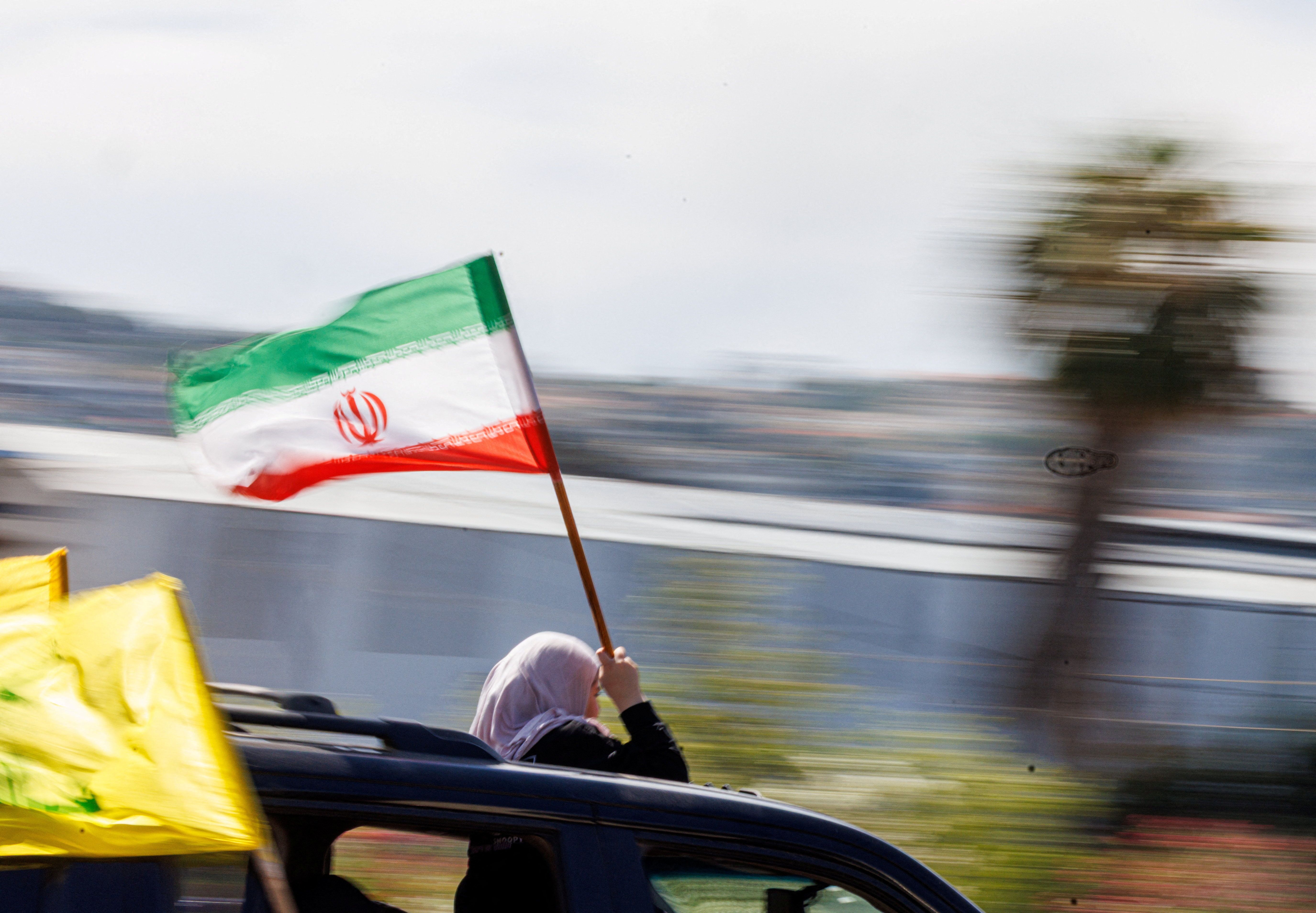بازگشت لبنانی&zwnj;ها به جنوب با پرچم جمهوری اسلامی