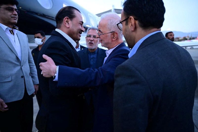 تهران - استقبال اسکندر مؤمنی، وزیر کشور، از فرمانده کل نیروهای مسلح پاکستان، فیلد مارشال عاصم منیر، هنگام ورود او به تهران