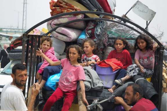 آوارگان فلسطینی در حال گریختن از خشونتها در رفح، جنوب نوار غزه، هشتم خرداد