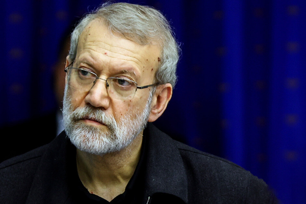 خامنئي يدفع بـ"المعتدل" لاريجاني إلى المقدمة بعد انتكاسات إيران الإقليمية