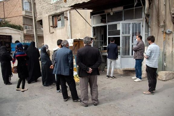 People waiting outside a bakery during a temporary bread shortage in 2021.