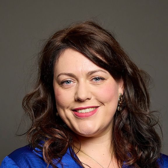 برلمانية بريطانية تحذر من السفر إلى إيران.. لأنه "خطر كبير"