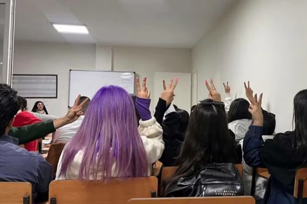 صحيفة إيرانية: تهديدات أمنية لطلاب جامعيين وأولياء أمورهم بسبب "الملبس"