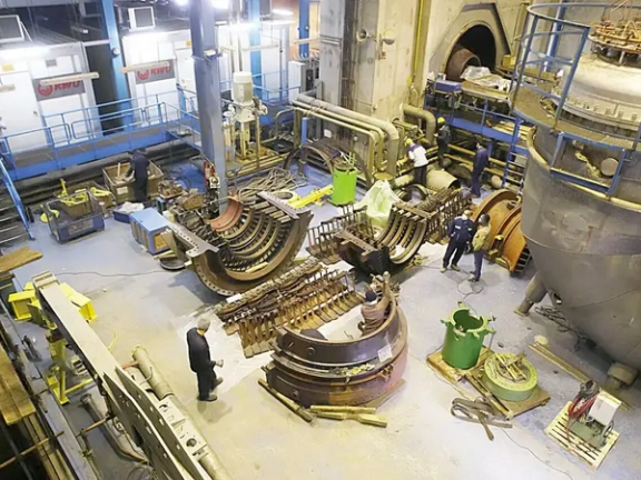 عمال محطات الطاقة جنوب إيران يعملون في حرارة تبلغ 70 درجة