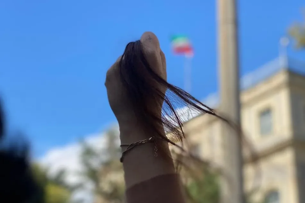ذكرى مهسا أميني الثالثة تتحول إلى منصة احتجاجية.. فنانات وناشطات يتحدّين النظام