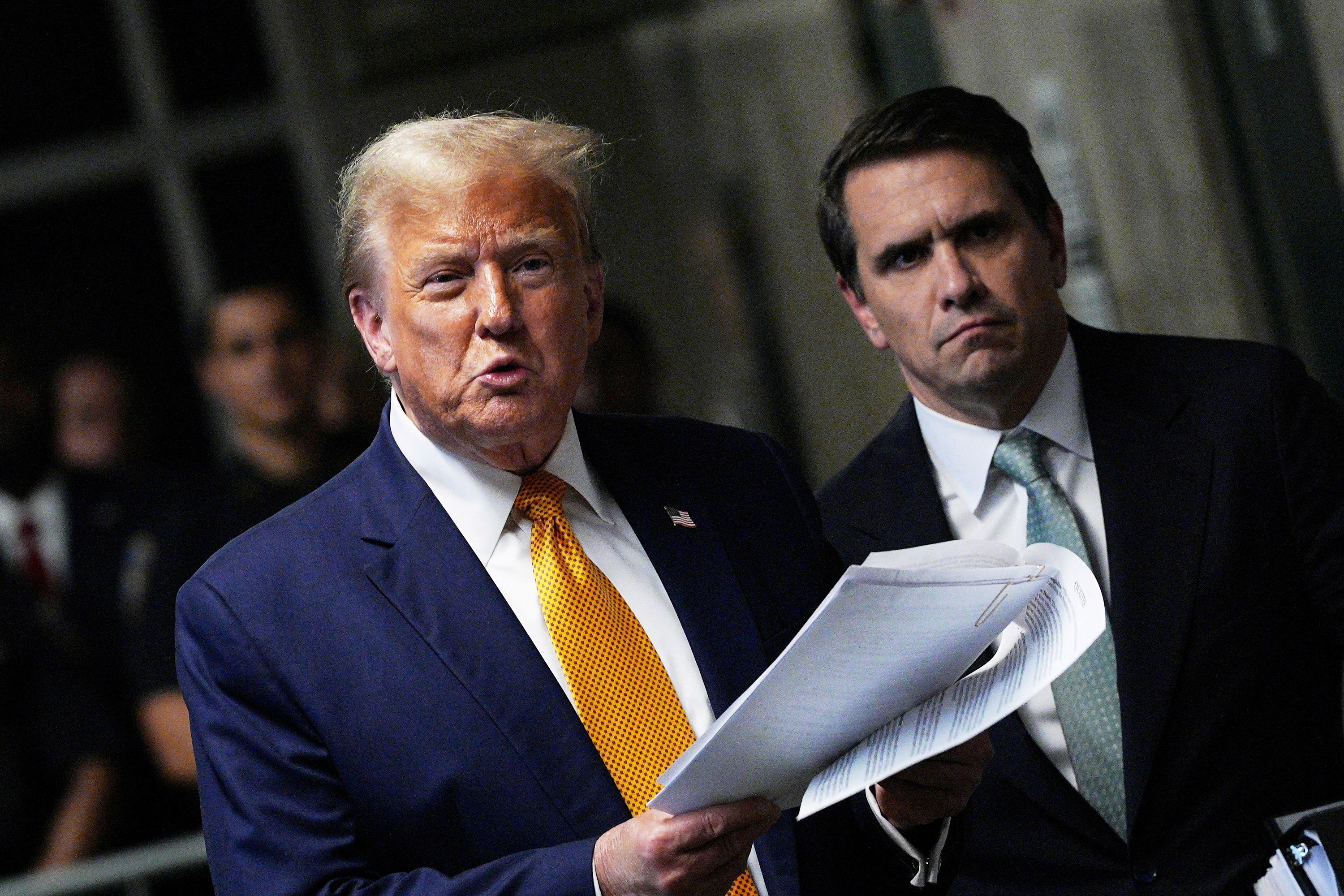  دونالد ترامپ، رییس جمهوری پیشین آمریکا در حال صحبت با رسانه‌ها درباره دادگاه رسیدگی به اتهام پرداخت حق‌السکوت به استورمی دنیلز، بازیگر فیلم‌های پورن، نیویورک، ۲۵ اردیبهشت