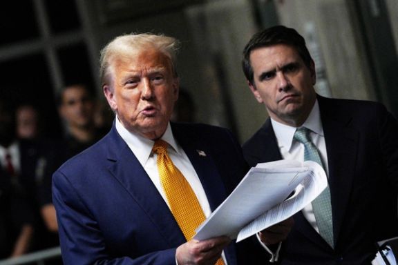 دونالد ترامپ، رییس جمهوری پیشین آمریکا در حال صحبت با رسانهها درباره دادگاه رسیدگی به اتهام پرداخت حقالسکوت به استورمی دنیلز، بازیگر فیلمهای پورن، نیویورک، ۲۵ اردیبهشت