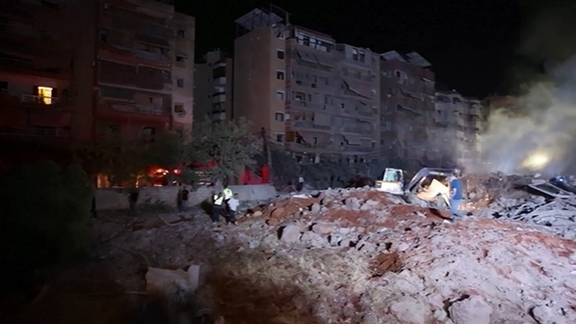 People inspect damage at the site of an Israeli strike, amid ongoing hostilities between Hezbollah and Israeli forces, in Beirut's southern suburbs, Lebanon September 27, 2024.