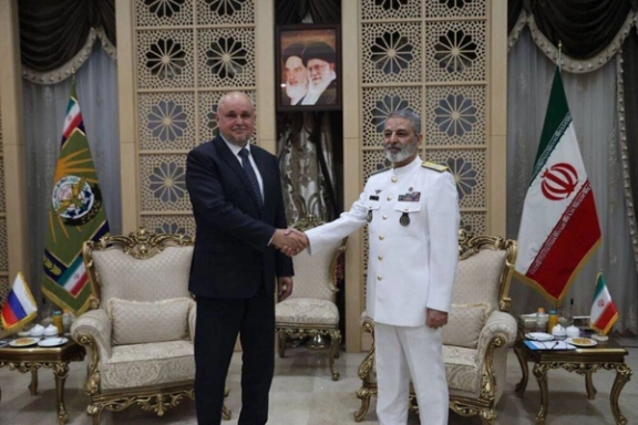 Chief of Staff of Iran’s Armed Forces Abdolrahim Mousavi (right) meeting Russian Energy Minister Sergei Tsivilev in Tehran on September 18, 2025.