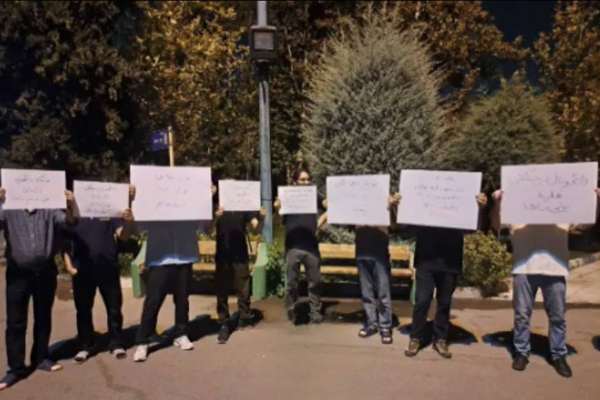 تجمع طلاب جامعة طهران احتجاجاً على قرارات الطرد الجماعي من السكن الجامعي