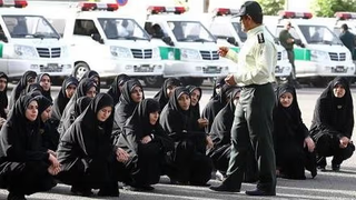 الإيرانيات يتمسكن بالحرية.. والنظام يتراجع من "شرطة الأخلاق" إلى "غرفة المراقبة"