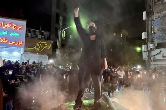 An unknown figure leading ptrotesters in Iran
