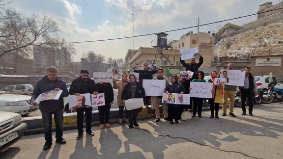 فعالان مدنی و خانوادههای زندانیان سیاسی محکوم به اعدام مقابل زندان اوین تجمع کردند