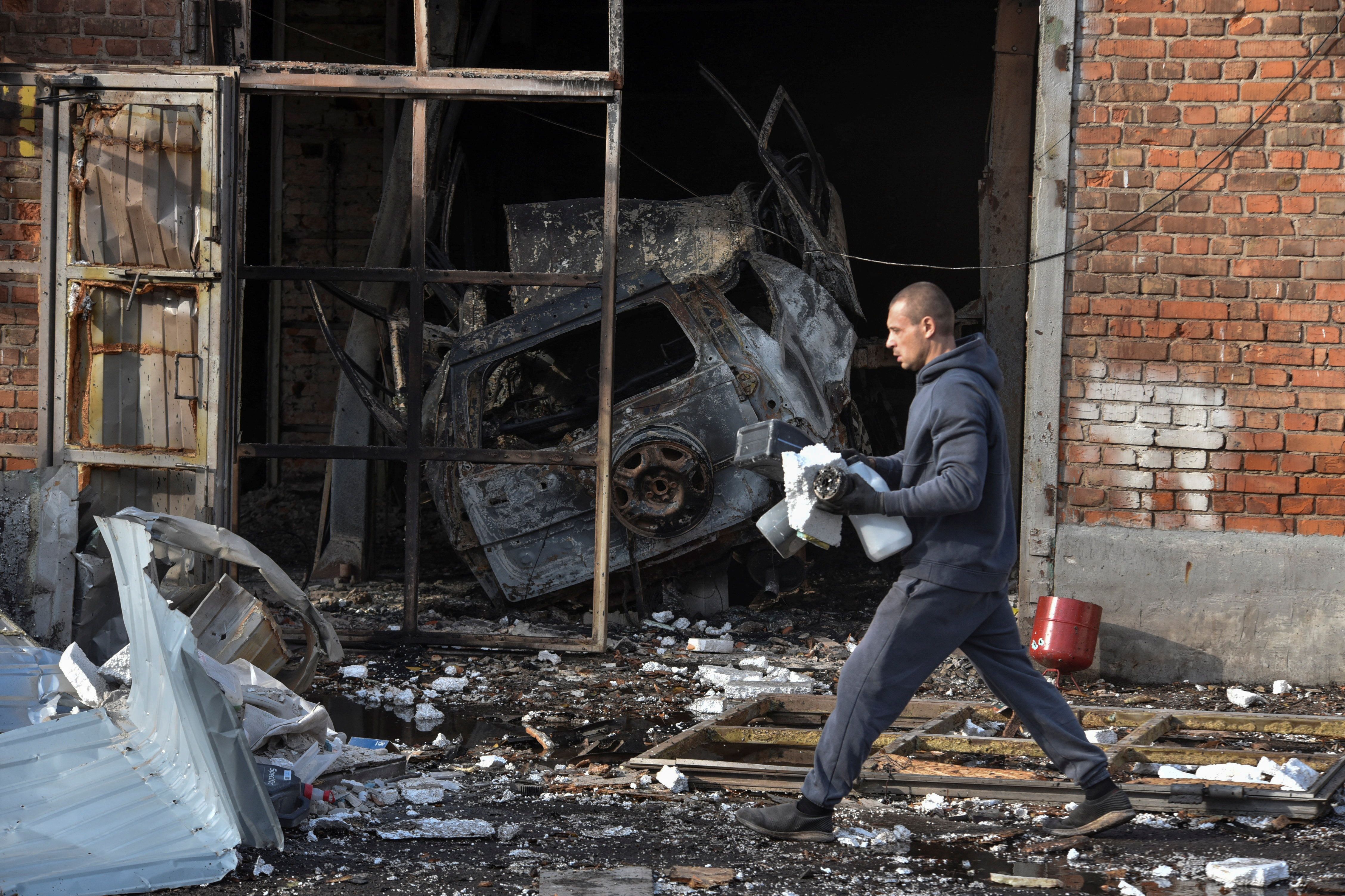 ویرانی‌ها بر جا مانده از حمله پهپادی روسیه به شهر دنیپرو اوکراین، ۲۷ آبان