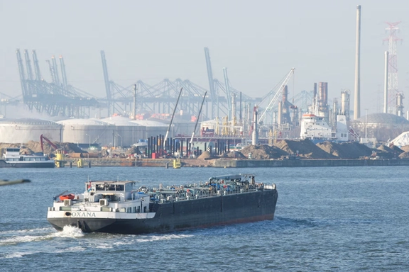 روزنامه تلگراف: ایران از بندرهای اروپایی برای ارسال اسلحه به لبنان استفاده میکند