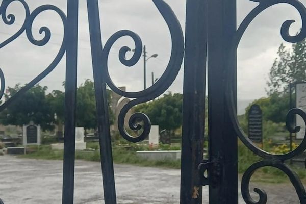 ماموران امنیتی مانع حضور خانواده حنانه و حسینعلی کیا بر مزارشان در نوشهر شدند