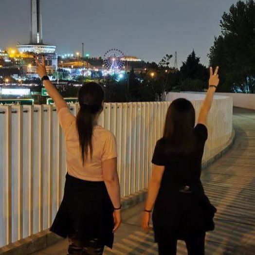 حضور زنان با پوشش آزاد در خیابانها همزمان با تلاش برای سرکوب مخالفان حجاب اجباری