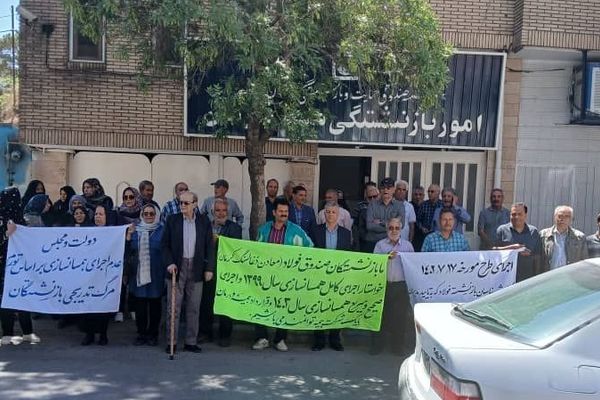 رفعوا شعارات مناهضة لمسؤولي النظام.. احتجاجات المتقاعدين والعمال تجتاح إيران مجددًا