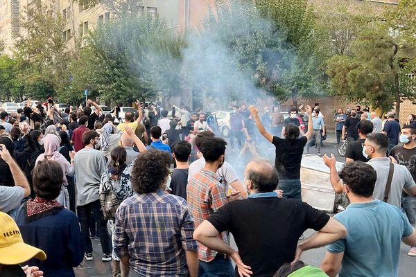 اختطاف ما لا یقل عن 20 متظاهرا في هجوم لقوات الأمن الإيرانية على مدينة مورموري