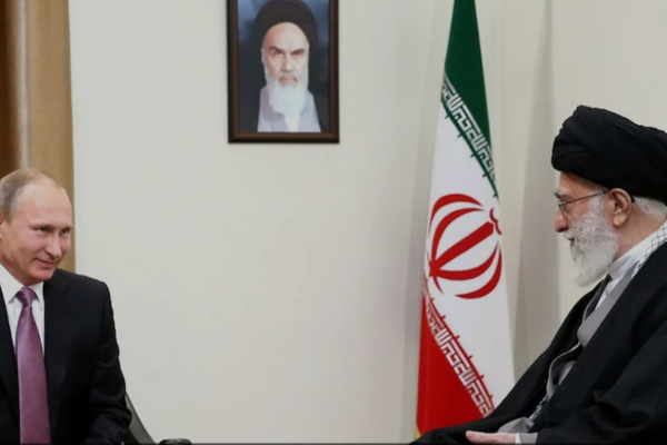 هل يقع خامنئي "كبش فداء" لصفقة بين بوتين وترامب؟