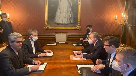 Iranian and Russian delegation holding a meeting in Vienna on February 28, 2022