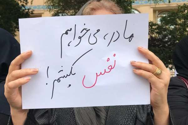 ناشطات إيرانيات يطالبن بتشكيل "خلية أزمة" حول أحداث تسمم الطالبات في إيران