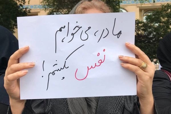 ناشطات إيرانيات يطالبن بتشكيل "خلية أزمة" حول أحداث تسمم الطالبات في إيران