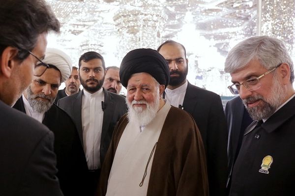 امام جمعه مشهد: سکوت در مقابل کشف حجاب کار را به آتش زدن پرچم رسانده است