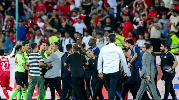 پورموسوی درباره بازی با پرسپولیس: چند لباس شخصی به ناظمی فحش ناموسی دادند و بازی برگشت