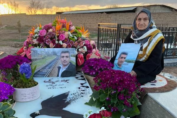 الأمن الإيراني يعتقل والدي وشقيقي جواد حيدري أحد ضحايا الاحتجاجات بسبب شاهد القبر