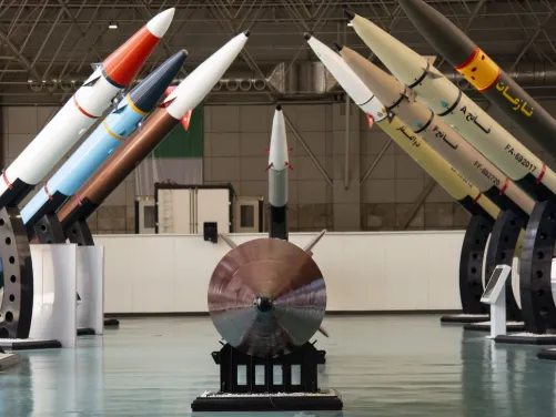 آمریکا: حکومت ایران منابع مردم را به تسلیحات و گروههای شبهنظامی اختصاص میدهد