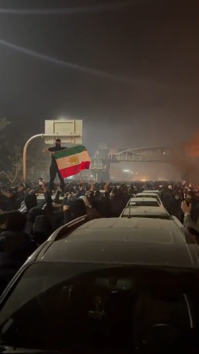 پرچم‌های شیر و خورشید در دست مردم تهران