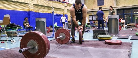 قطعی برق در آکادمیملیالمپیک؛ وزنهبرداران بدون برق و کولر تمرین میکنند
