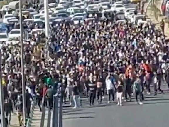 خیزش گسترده کرج: خیابانها عرصه آتش و فریاد، انتقال مجروحان نیروهای امنیتی با بالگرد