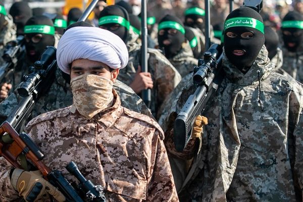 بالتزامن مع تزايد احتمال هجوم إسرائيلي.. انطلاق مناورات عسكرية إيرانية