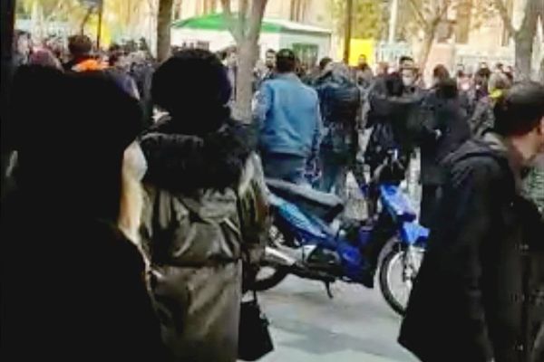 استجابة لدعوات التظاهر.. محتجون يهتفون بـ"الموت للديكتاتور" في سوق طهران الكبير