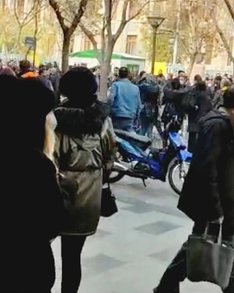 تجمع مردم در بازار بزرگ تهران، سمیرم، نجفآباد و گرگان با شعار مرگ بر دیکتاتور