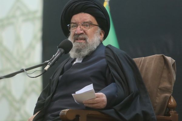 إمام جمعة طهران: عدم ارتداء الحجاب "إهانة للمتدينين والدين والقانون"