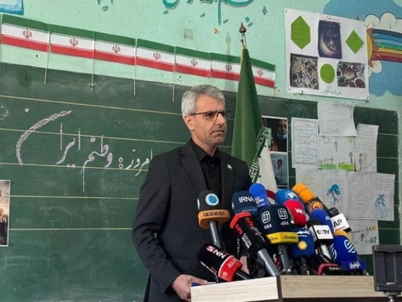 نشست خبری سخنگوی وزارت خارجه جمهوری اسلامی در یک مدرسه