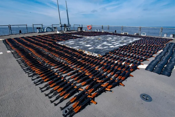 محاكمة قبطان سفينة كانت تهرب أسلحة إيرانية للحوثيين أمام محكمة بأميركا