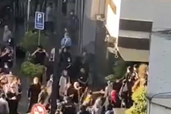 احتجاجات ليلية في "طهران" بعد إعلان مقتل الشابة مهسا أميني.. وهتافات "الموت لخامنئي"