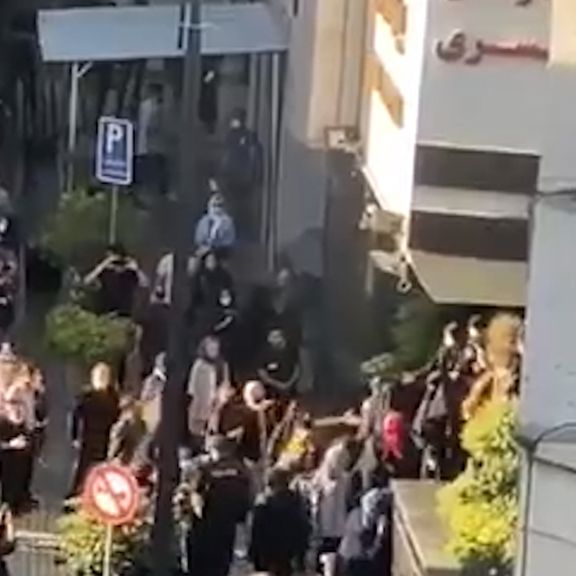 احتجاجات ليلية في "طهران" بعد إعلان مقتل الشابة مهسا أميني.. وهتافات "الموت لخامنئي"